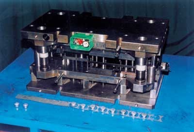 小型多工位精密級進模具及精沖模具的設計